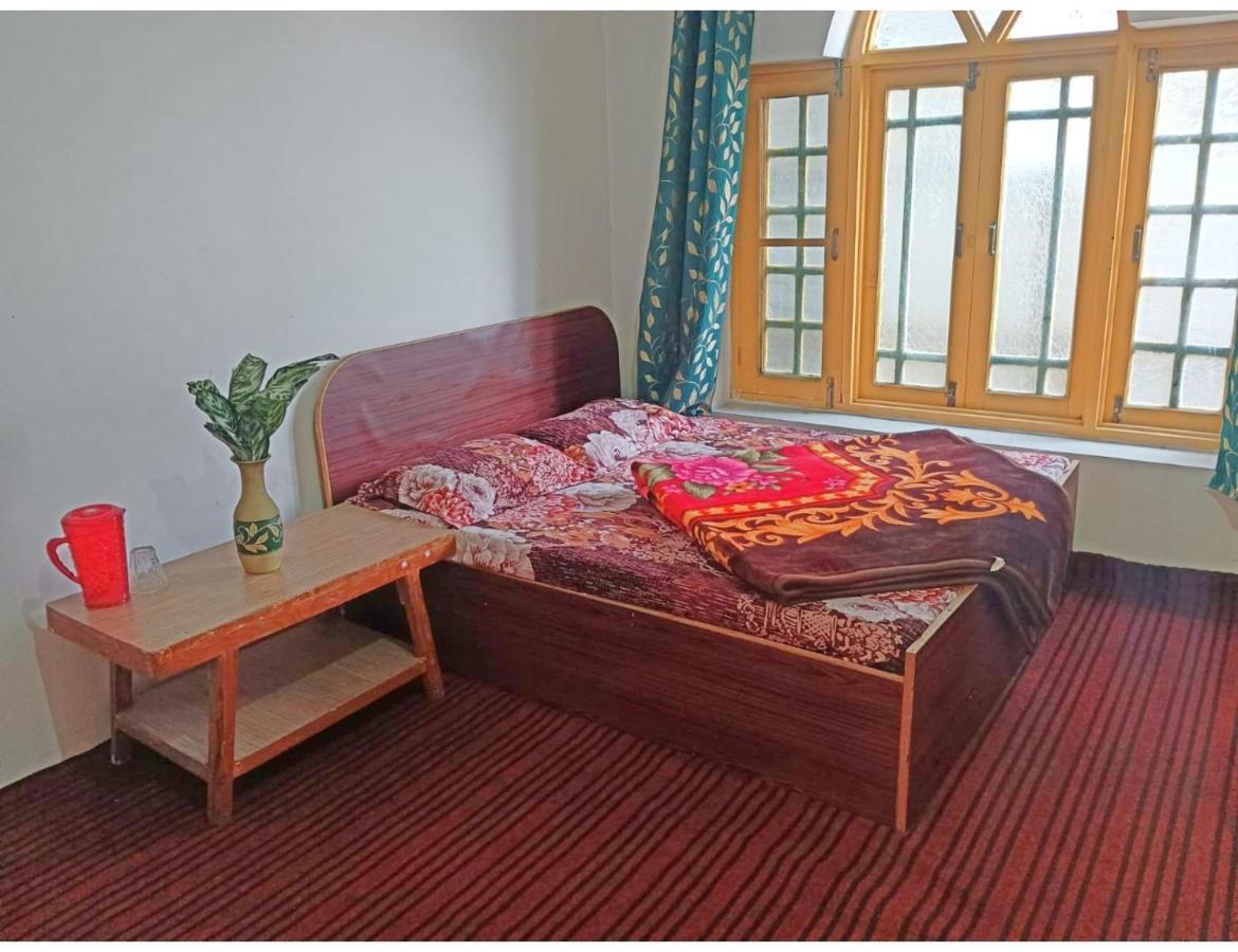 Hotel Crown Palace, Shrinagar Srinagar  Exterior photo